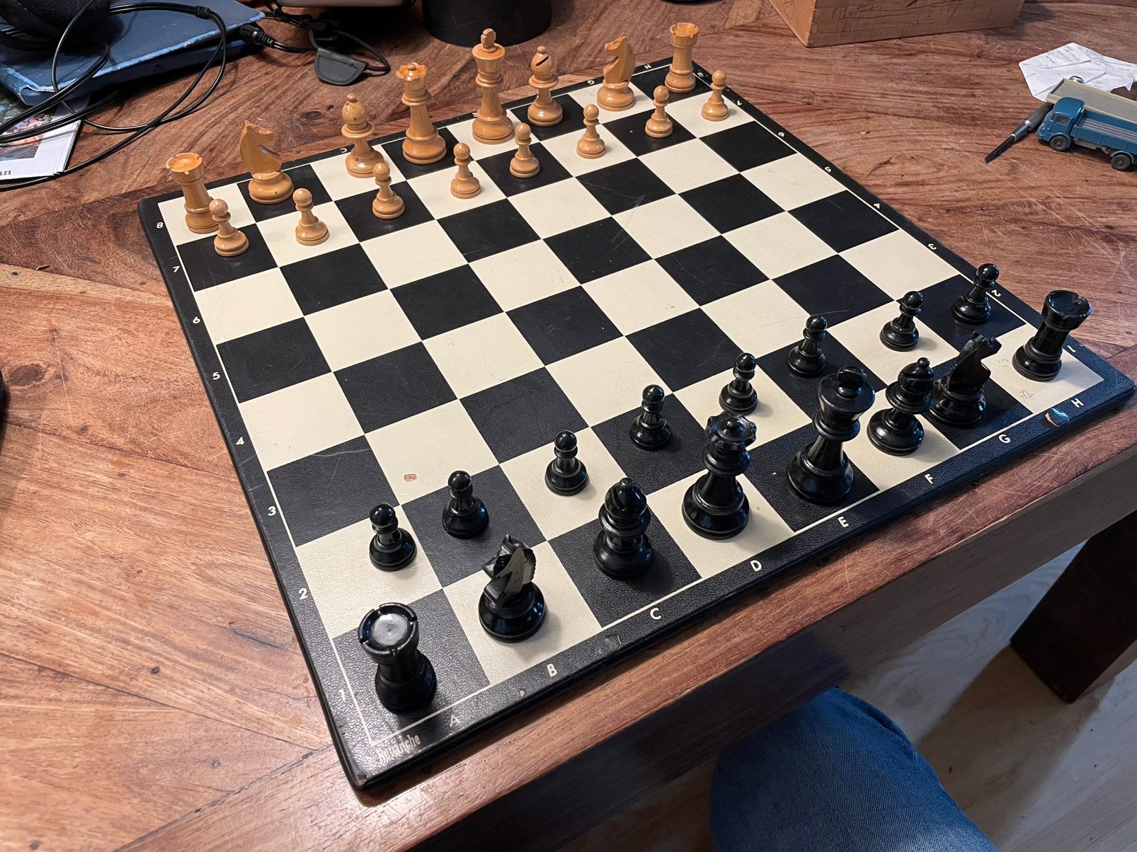 Oud gebruikt schaakspel met houten stukken., Een of twee spelers, Ophalen of Verzenden, Gebruikt