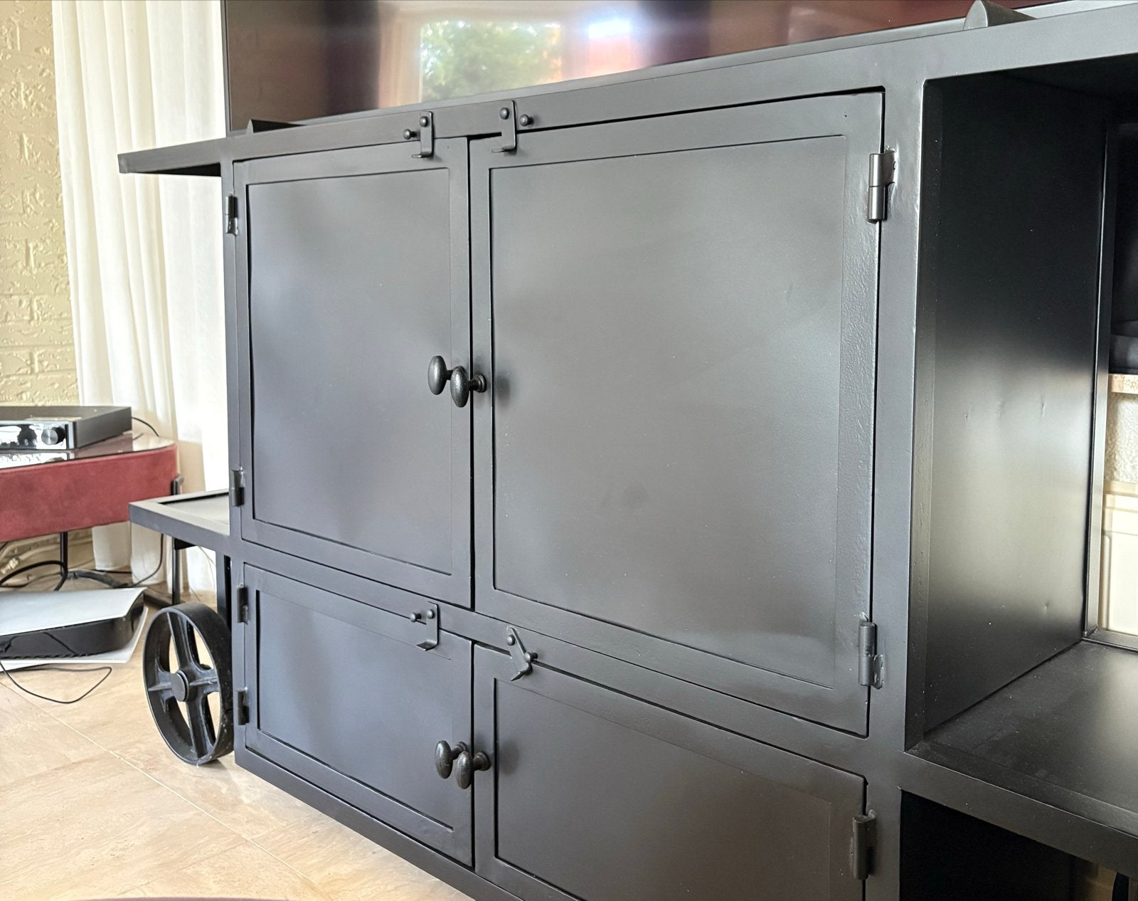 Zwart metalen tv-meubel met wielen en opbergruimte, Ophalen, B, 150 tot 200 cm, N