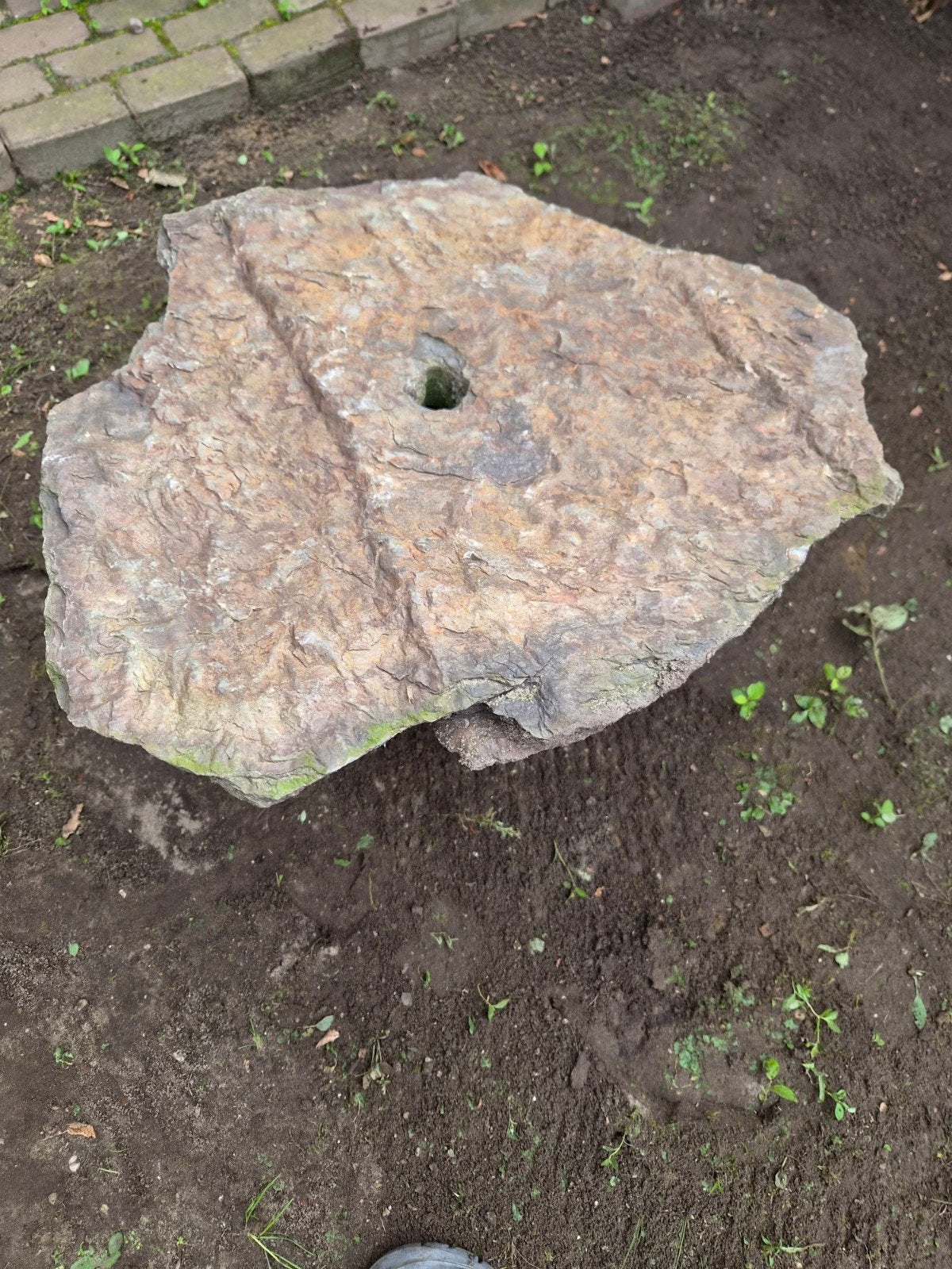 Grote natuursteen met gat - Ideaal voor tuin of vijver, Tuin en Terras, Ophalen, Overige materialen, Gebruikt, Kei