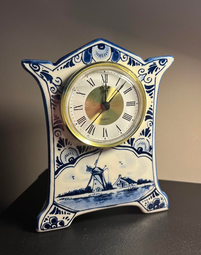 Staande Delfts Blauw Aardewerk Klokje, Antiek en Kunst, Antiek | Klokken, Ophalen of Verzenden