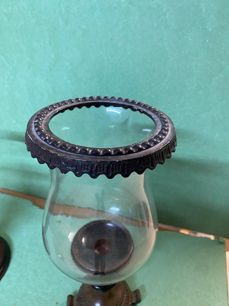 Antieke glazen windlichten met metalen voet (set van 2), Ophalen, Glas