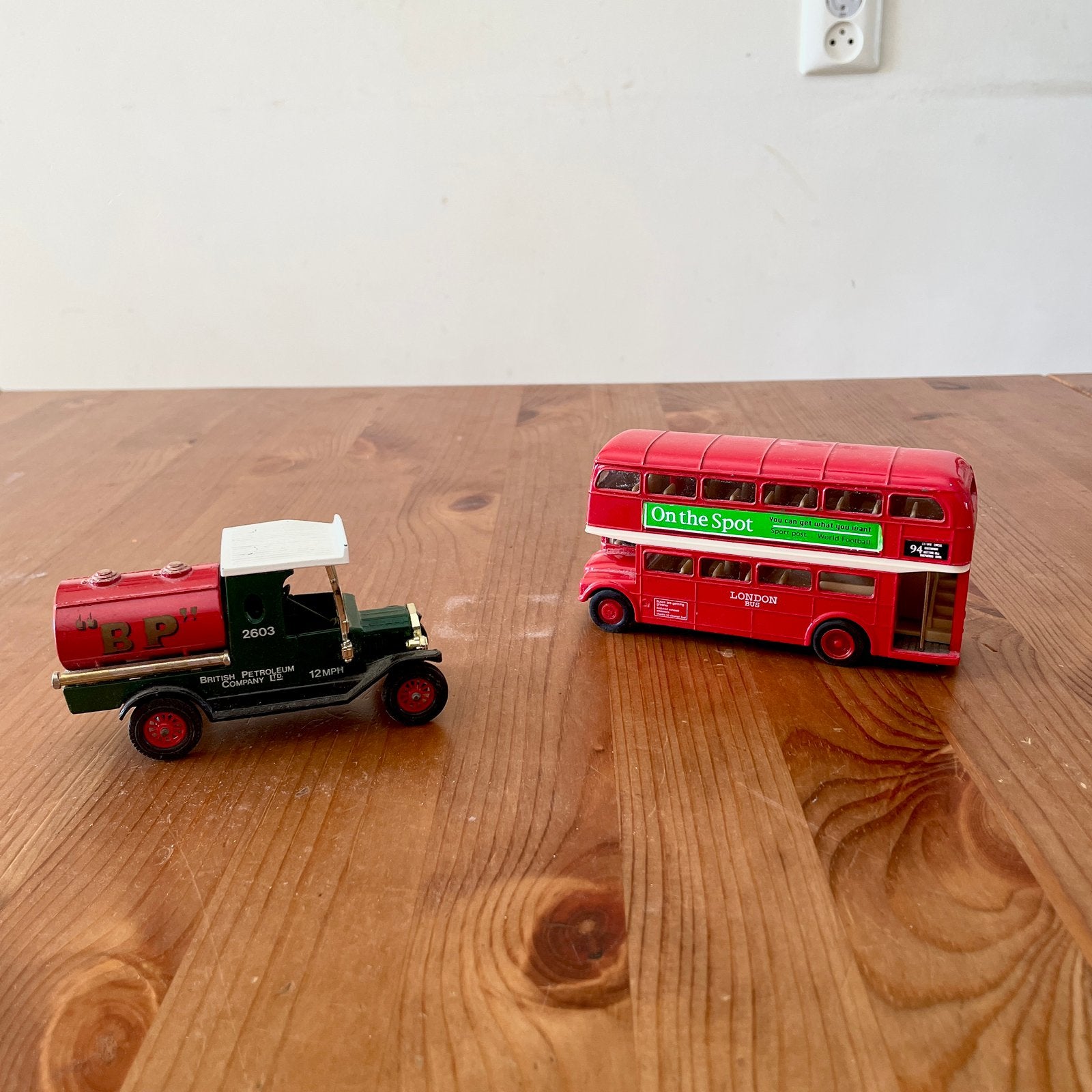 2 Britse modelvoertuigen | London Bus & BP Petrol Ford, Ophalen of Verzenden, Zo goed als nieuw, Auto, Matchbox