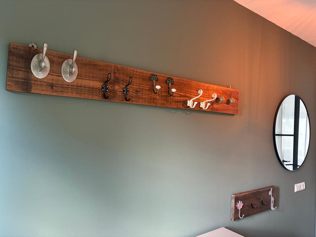 Set van 2 houten kapstokken: 1,5m en kinderkapstok 63cm, Huis en Inrichting, Woonaccessoires | Kapstokken, Zo goed als nieuw, Wandkapstok