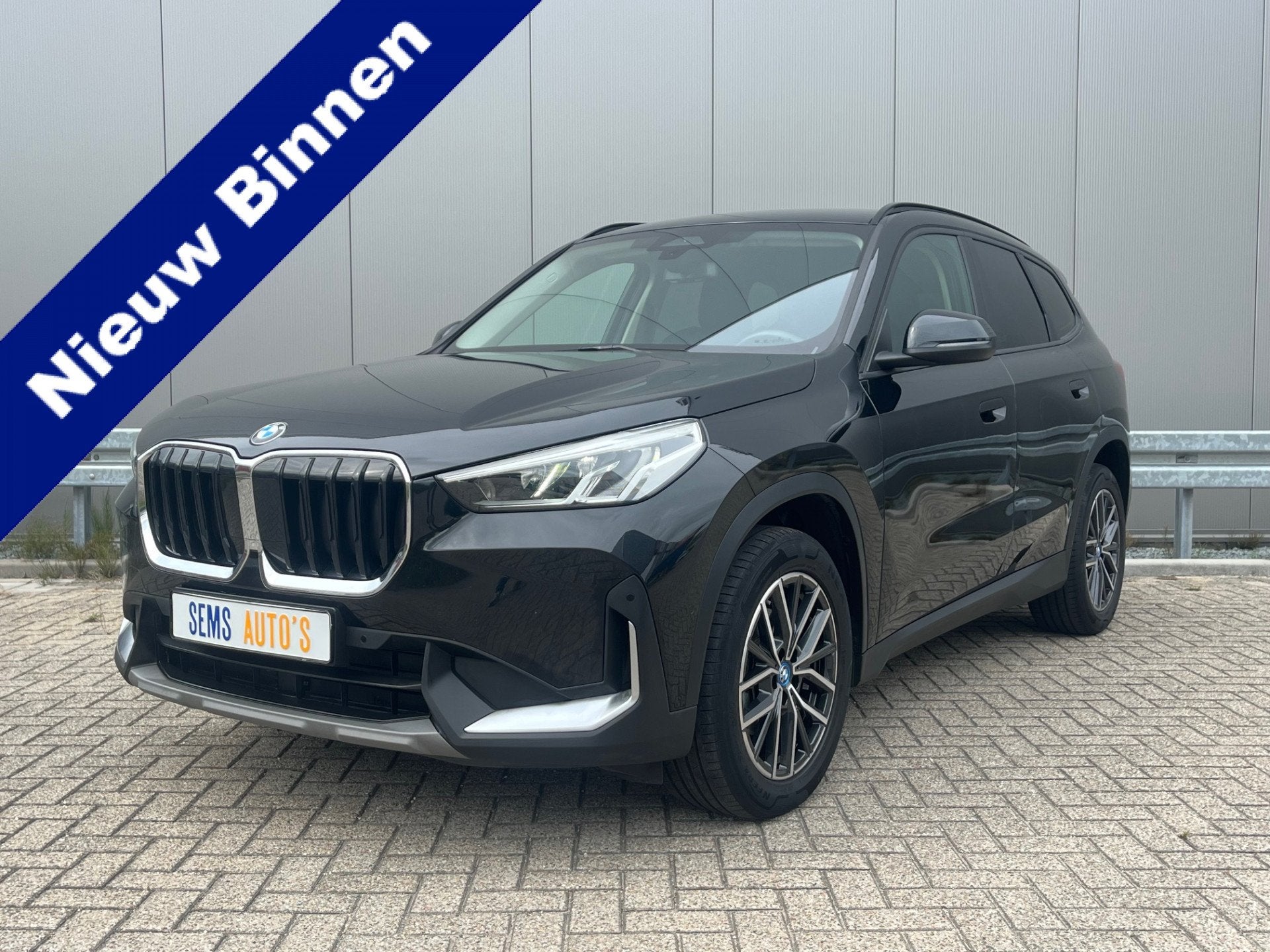 BMW X1 sDrive18i (bj 2023, automaat), 136 pk, Parkeerassistent, Euro 6, Zwart