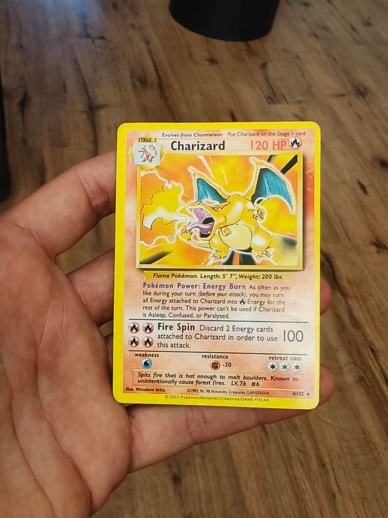 Charizard Pokémon Kaart 4/102 Base Set (2022 Reprint), Ophalen of Verzenden, Nieuw, Losse kaart