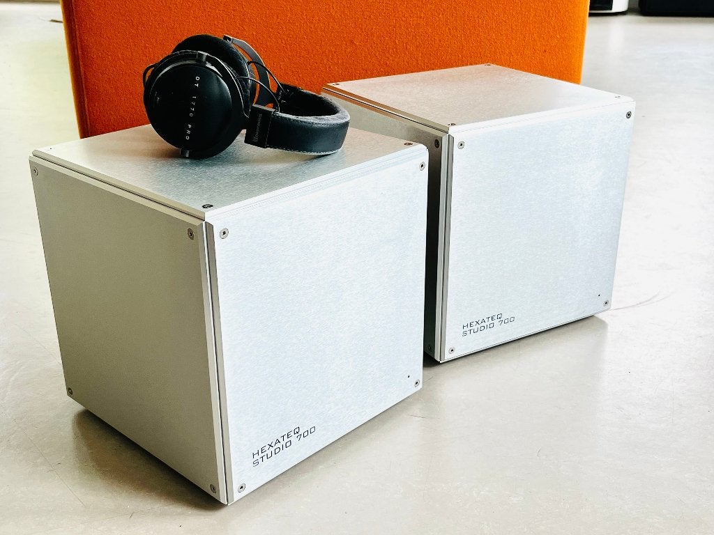 2 x Hexateq Studio 700 mono amplifiers., Overige systemen, Zo goed als nieuw, 120 watt of meer, Ophalen