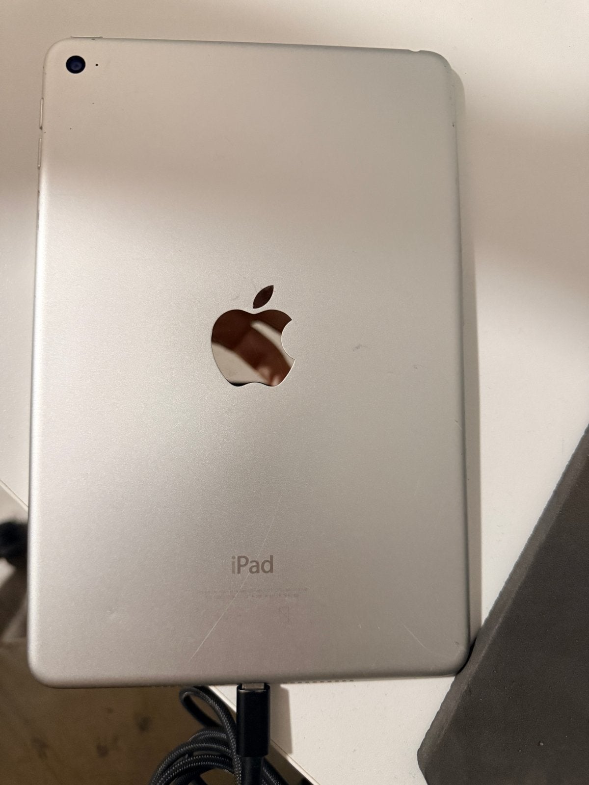 Foto 2 van Apple iPad mini 4 64GB - Zilver - Goed werkend