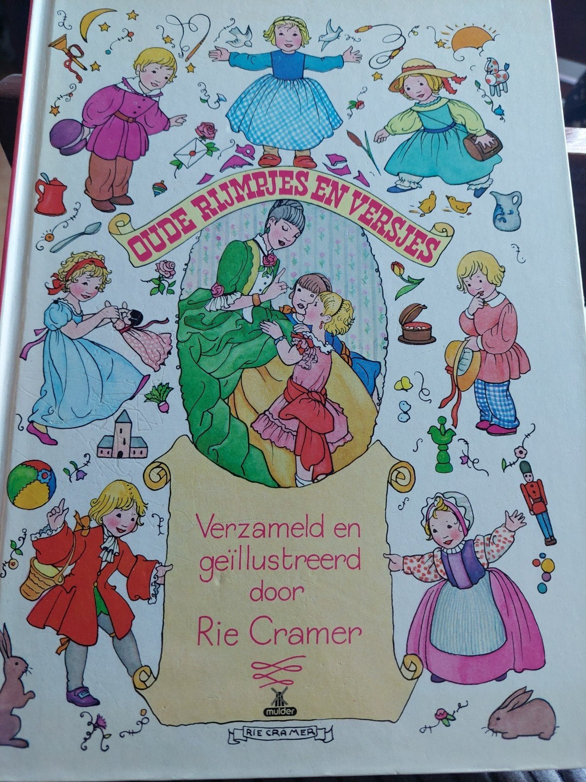 Oude Rijmpjes en Versjes - Rie Cramer, Ophalen of Verzenden, Gelezen, Fictie algemeen