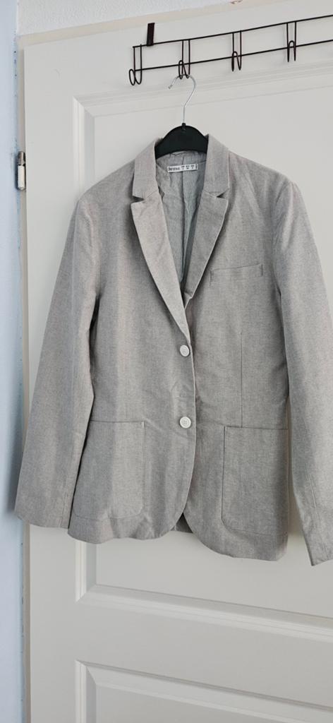Stijlvol Grijs Jasje van Bershka - Maat S, Kleding | Heren, Kostuums en Colberts, Zo goed als nieuw, Maat 48/50 (M), Grijs, Ophalen of Verzenden