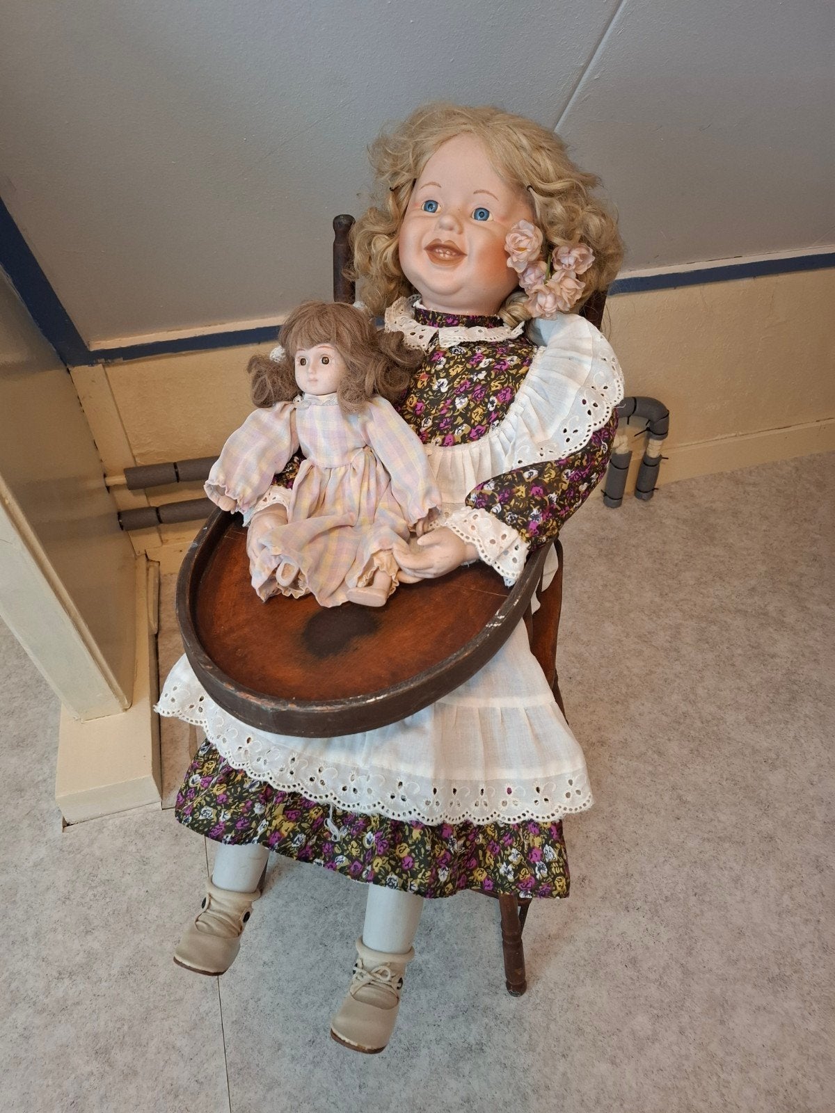 Grote pop met kleine pop in kinderstoel, Verzamelen, Poppen, Gebruikt, Pop, Ophalen of Verzenden