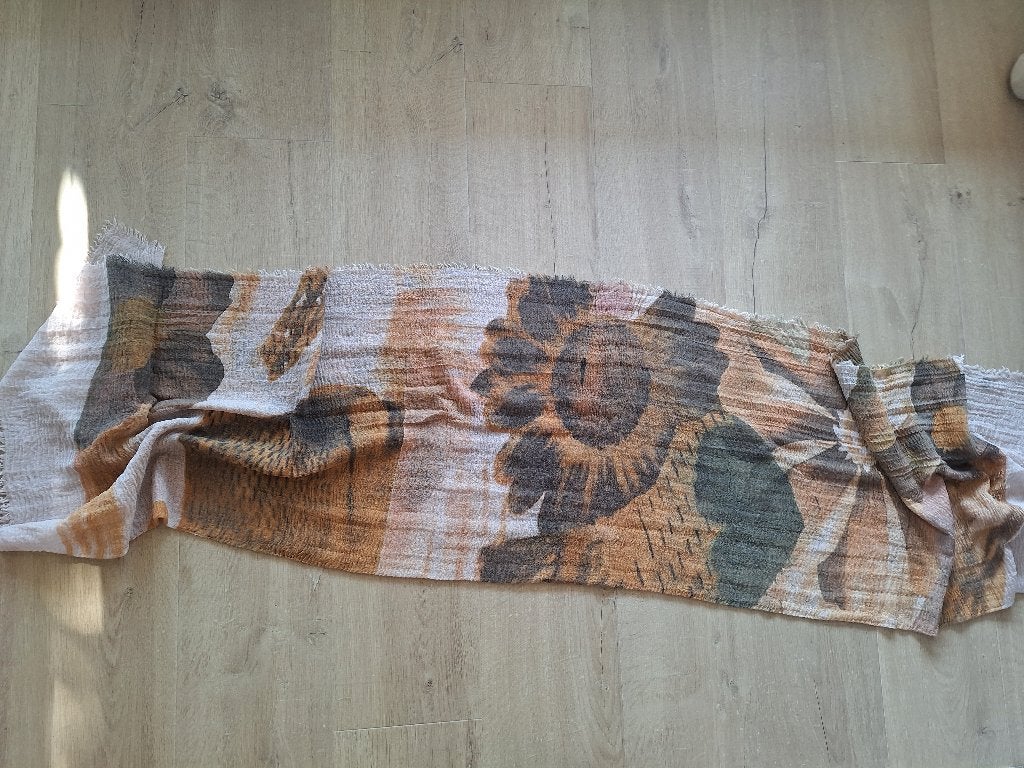 sjaal / stola 162 cm. x 86 cm., Kleding | Dames, Ophalen of Verzenden, Zo goed als nieuw, Maat 38/40 (M), Sjaal
