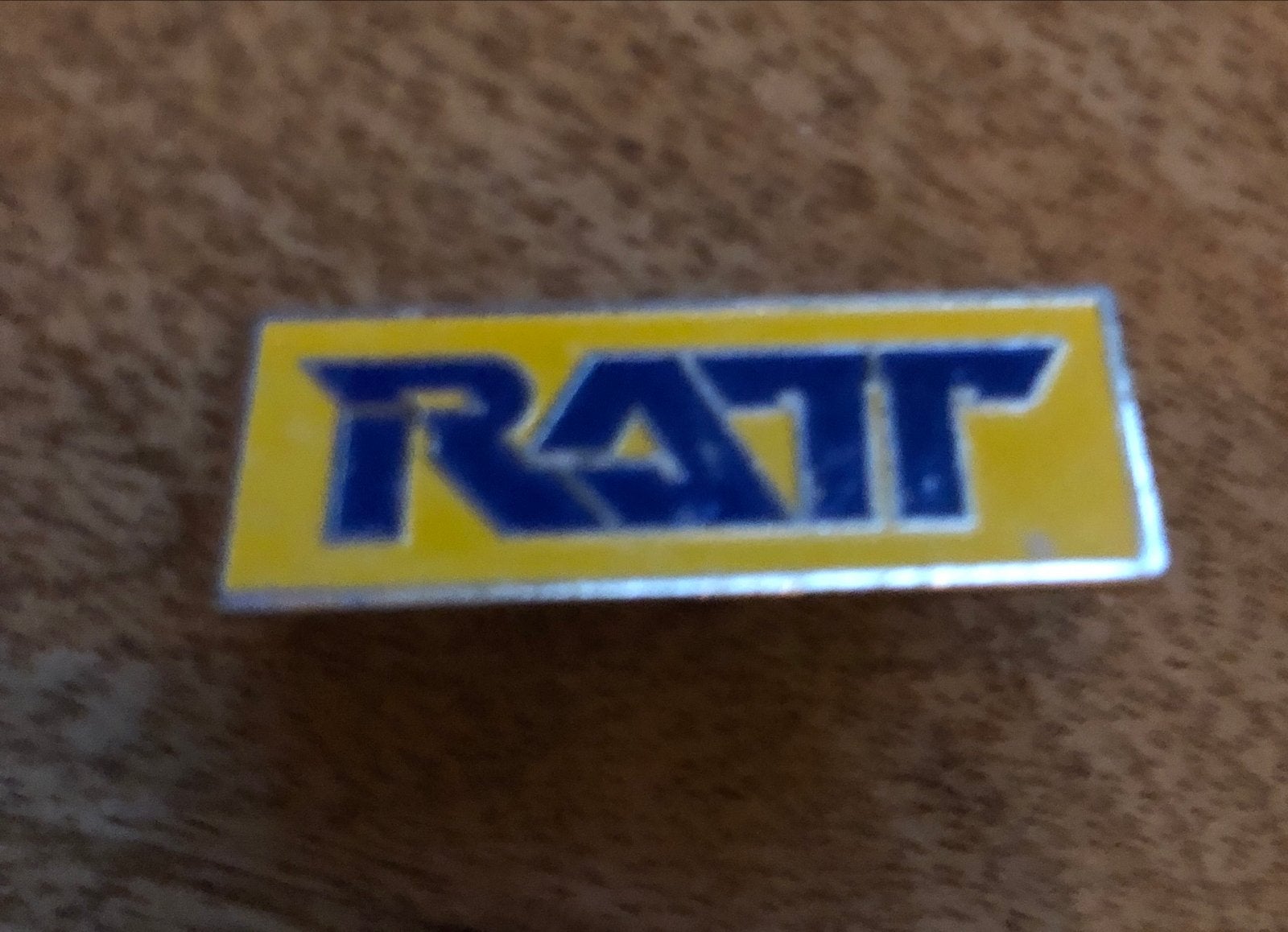 RATT bandlogo badge/speld, Ophalen of Verzenden, Zo goed als nieuw