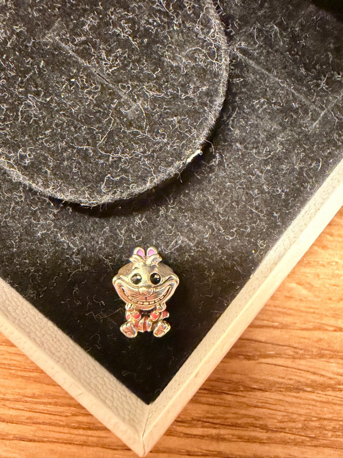 Pandora Cheshire Cat Bedel - Alice in Wonderland, Sieraden, Tassen en Uiterlijk, Pandora, Ophalen of Verzenden, Zo goed als nieuw