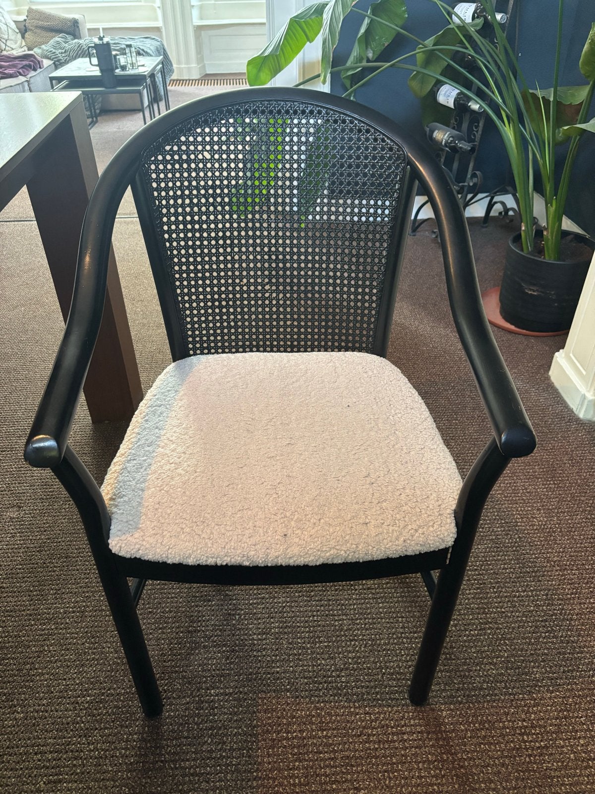 4 nette zwarte stoelen met rieten rug en stoffen zitting, Huis en Inrichting, Stoelen, Ophalen, Gebruikt, Zwart, Vier