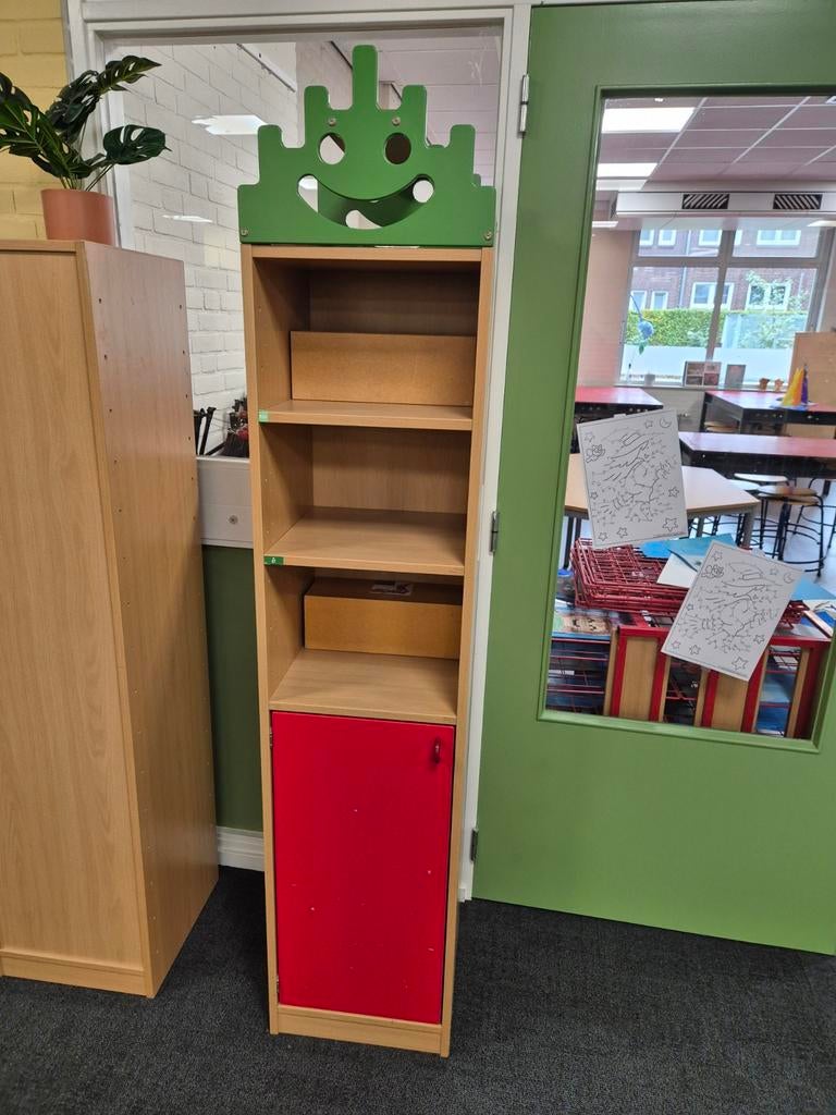 Boekenkast met vrolijke smiley en deuren - Oirlo, Ophalen of Verzenden