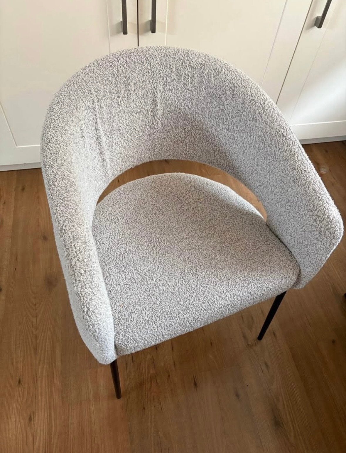 Foto 4 van 3 Bouclé zand eetkamerstoelen - Zo goed als nieuw