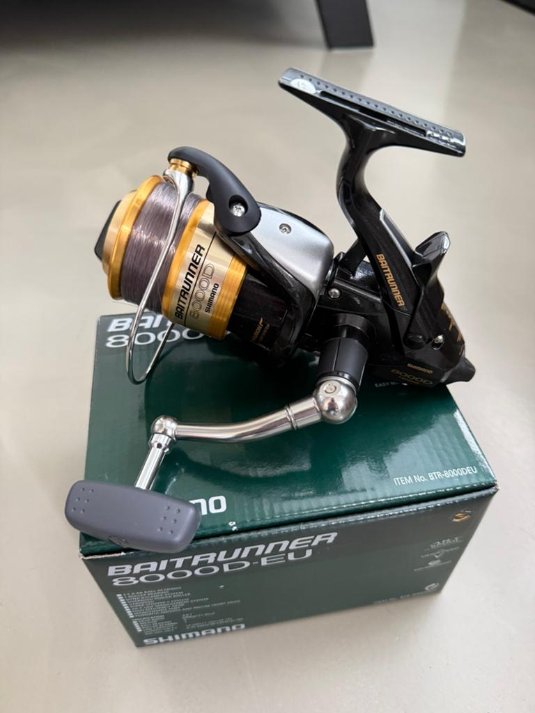 Shimano 8000D EU baitrunner, Ophalen of Verzenden, Nieuw, Molen