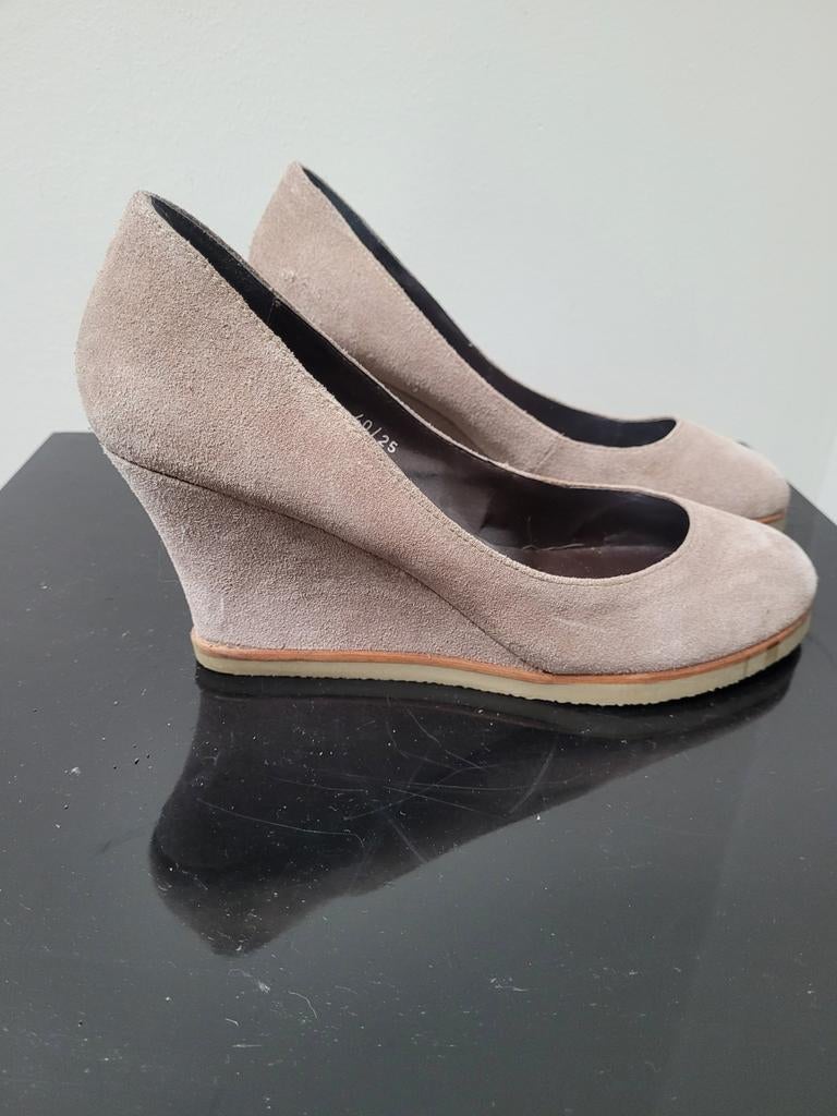 Zandkleurige suède pumps met sleehak - Echt leer - Maat 40, Ophalen of Verzenden, Zo goed als nieuw, Beige, Pumps