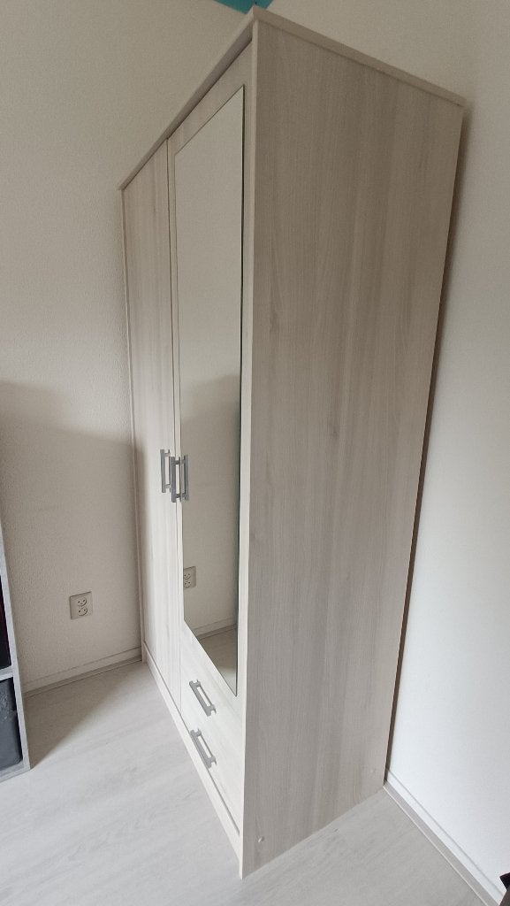 Complete slaapkamerset, Huis en Inrichting, Ophalen, Zo goed als nieuw, Eenpersoons, Een mooie lichte slaapkamer,    met leuke grijze handgrepen.