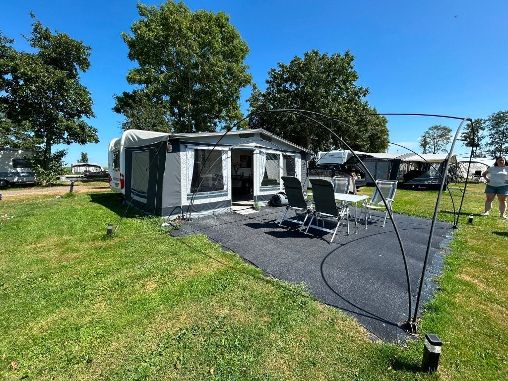 Foto 4 van Hobby 560 UFE, compleet met inventaris en voortent