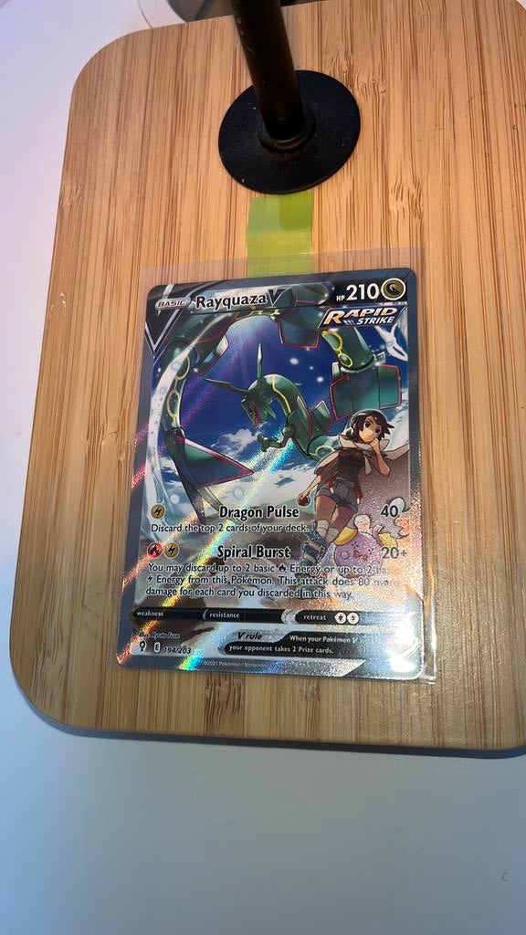 Rayquaza v 2021 te koop, Hobby en Vrije tijd, Verzamelkaartspellen | Pokémon, Ophalen of Verzenden, Nieuw, Losse kaart