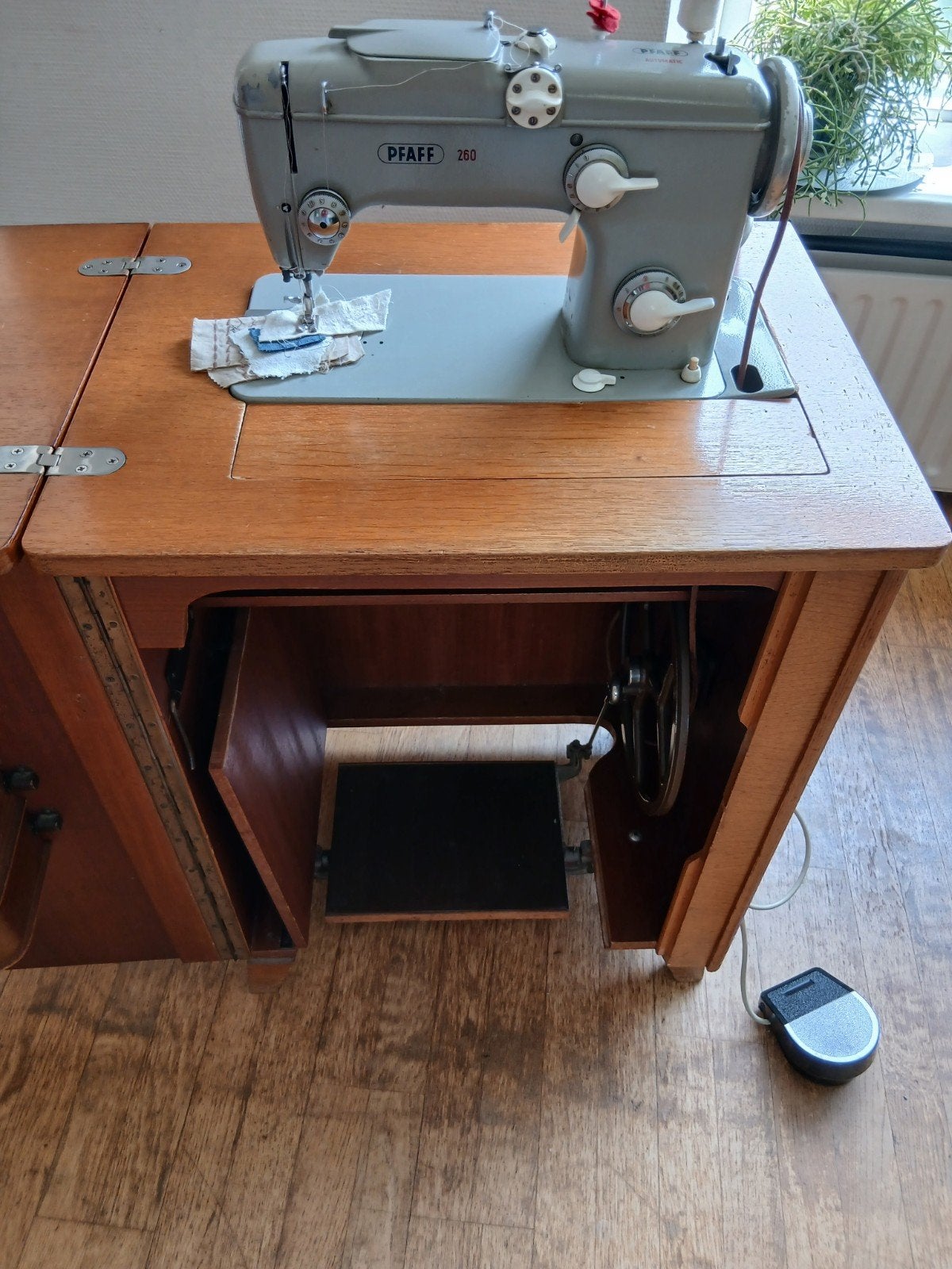 Naaimachinemeubel Pfaff 260 automatic kastje jaren 50 60, Ophalen