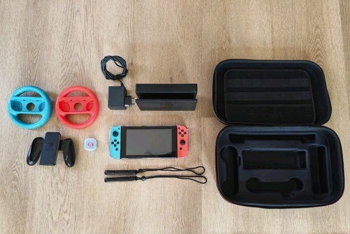 Nintendo Switch V1 met accessoires en tas., Spelcomputers en Games, Ophalen of Verzenden, Zo goed als nieuw, Met 2 controllers