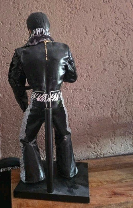 Zeer mooie Elvis Presley Pop met gitaar 46 cm, Ophalen of Verzenden, Zo goed als nieuw, Pop, Beeldje of Miniatuur