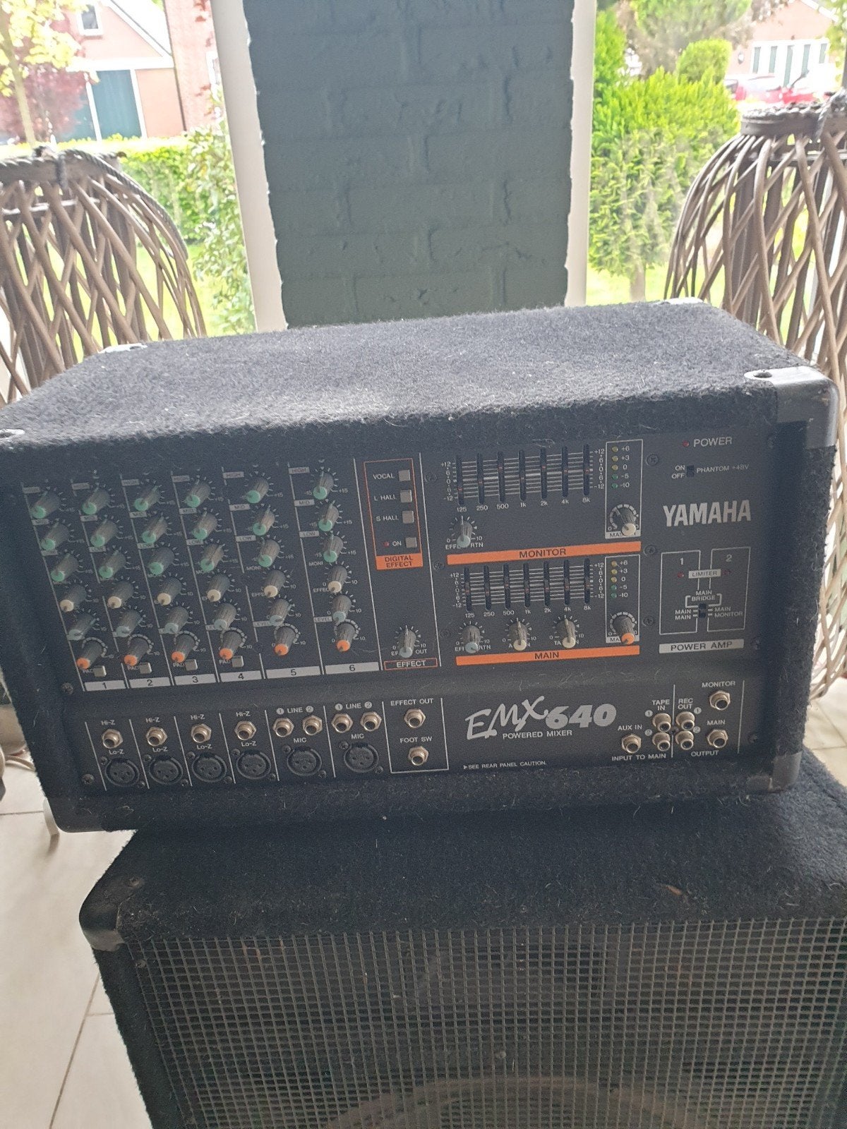 Yamaha EMX640 Powered Mixer met standaard en speakers, Ophalen, Gebruikt, 5 tot 10 kanalen, Microfooningang