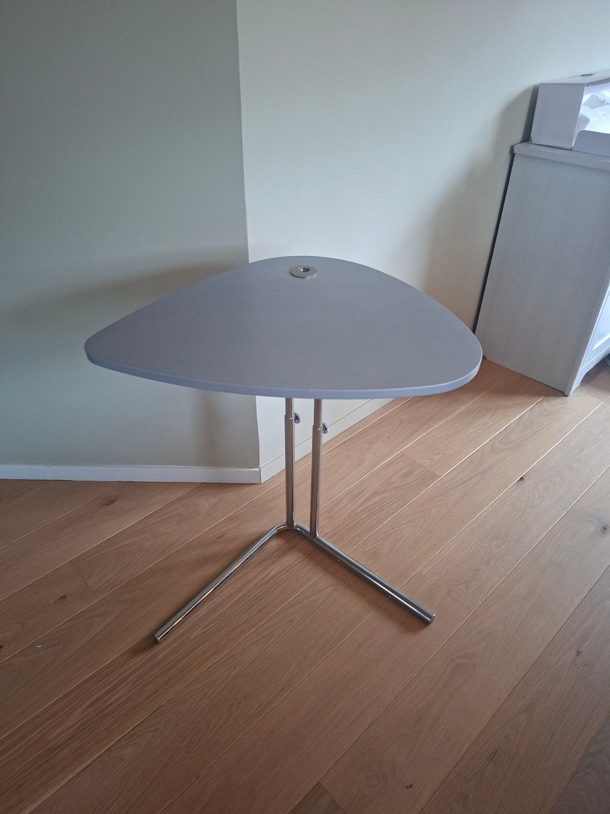 2 Tecta K22L bijzettafels - Zilver en zwart, in hoogte verst, Huis en Inrichting, Ophalen, Metaal of Aluminium, 55 tot 75 cm, Zo goed als nieuw