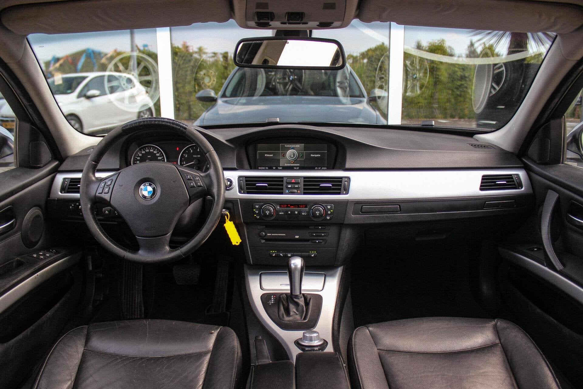 BMW 3-serie 330i | Stoelverwarming | Schuifdak | PDC | Cruis, Auto's, BMW, Automaat, Achterwielaandrijving, Zwart, 258 pk