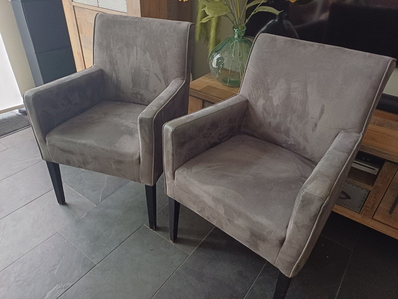 Set van 2 comfortabele stoelen met armleuning, grijs, suède., Huis en Inrichting, Stoelen, Ophalen, Twee, Zo goed als nieuw, Stof