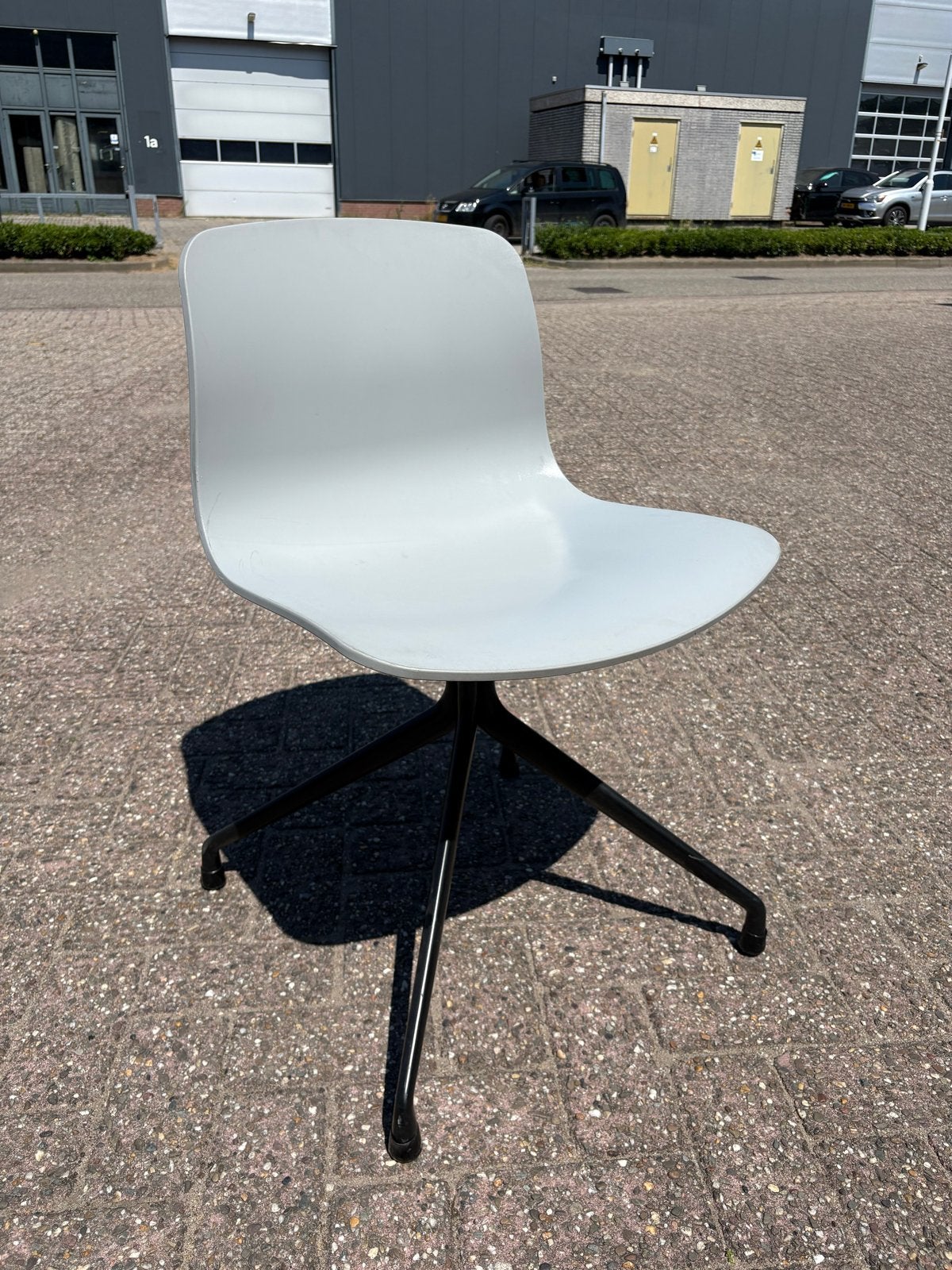 HAY AAC eetkamerstoel - Wit met zwart onderstel, Ophalen, Kunststof, Gebruikt, Wit