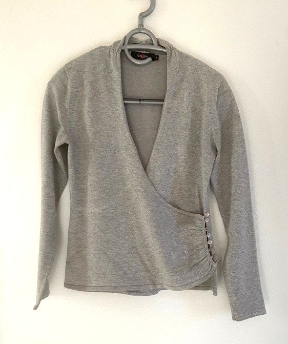 Grijze trui met overslag, Kleding | Dames, Truien en Vesten, Ophalen of Verzenden, Zo goed als nieuw, Maat 36 (S), Grijs