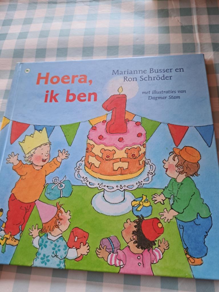 Hoera, ik ben 1! Cadeauboek voor de eerste verjaardag, Ophalen of Verzenden, Zo goed als nieuw, Marianne Busser en Ron Schröder