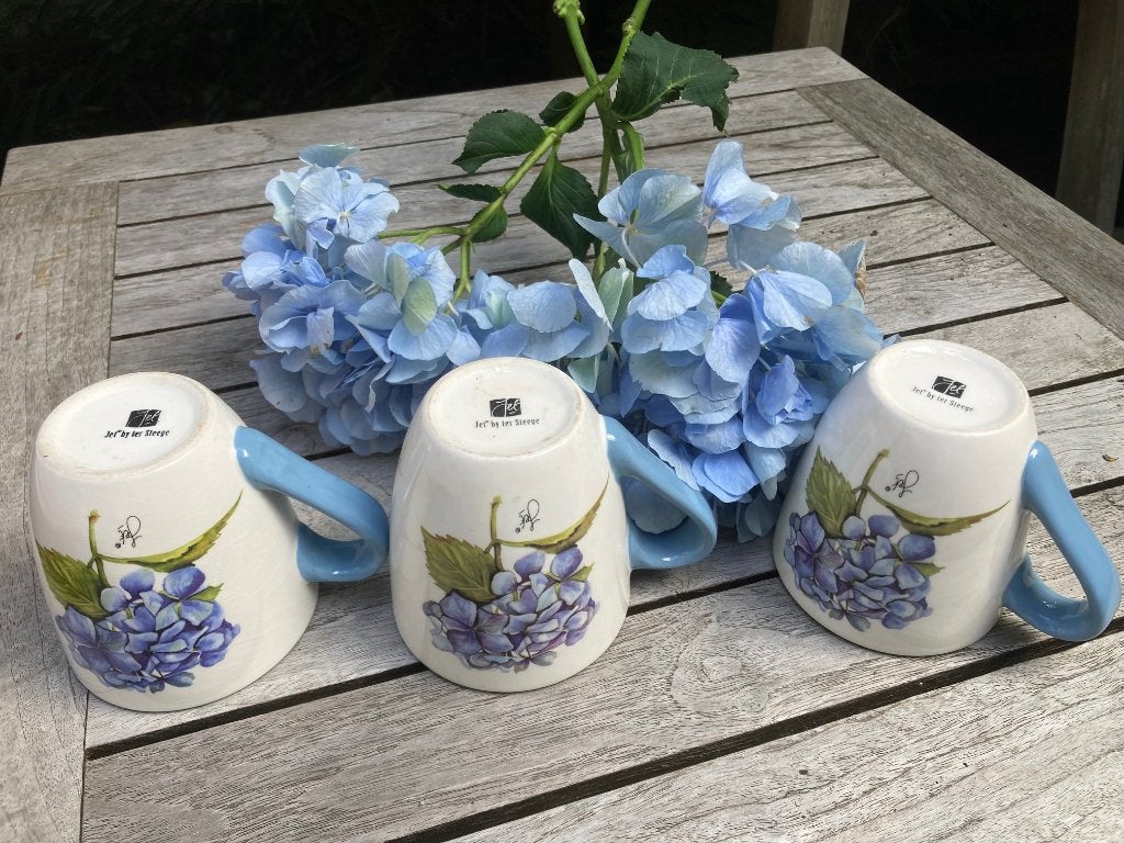 Drie mokken van Jet by ter Steege  / blauwe hortensia, Landelijk/Boerenbont, Zo goed als nieuw, Mok, Ophalen of Verzenden