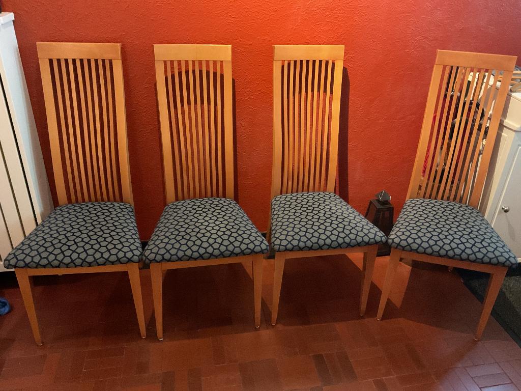 4 eetkamerstoelen, Huis en Inrichting, Stoelen, Ophalen, Gebruikt, Bruin, Strakke stijl met rugleuning die de onderrug extra steunt.