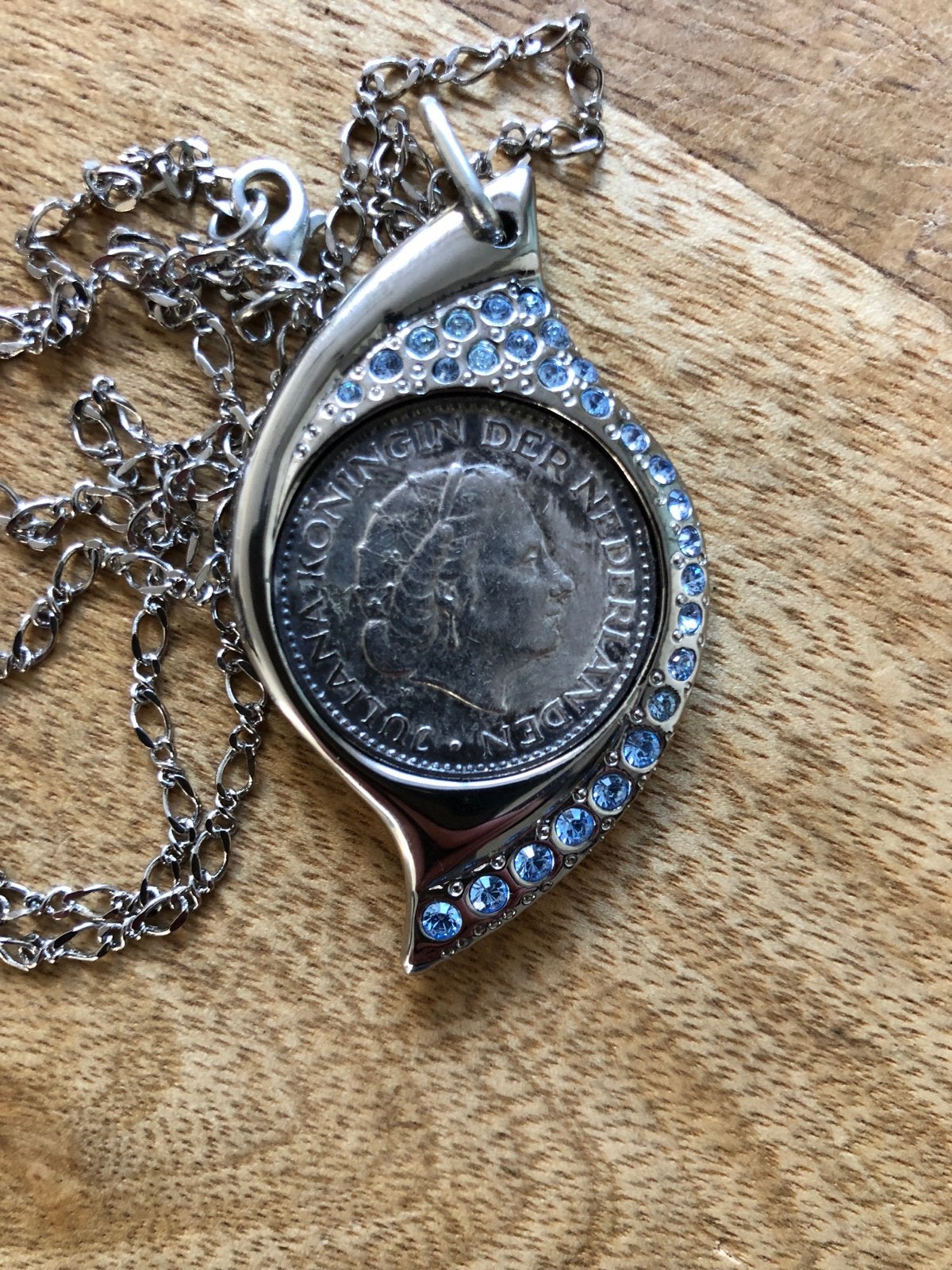 Ketting met munt hanger en blauwe steentjes, Gebruikt, Ophalen of Verzenden, Zilver, Overige materialen