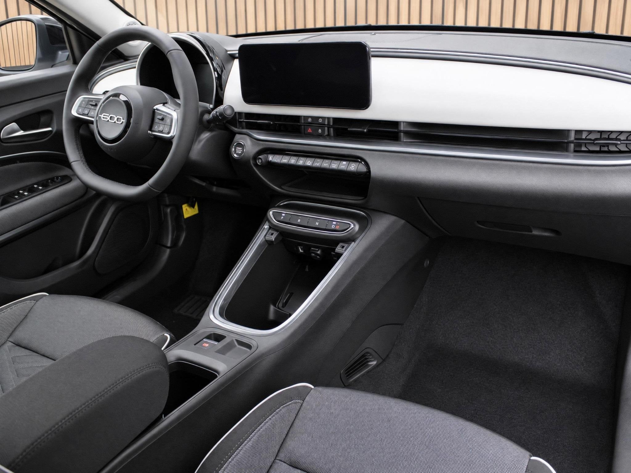 Fiat 600 HYBRID 110 ICON VOORRAAD KORTING, 12 maanden, Stof, Euro 6, 1199 cc