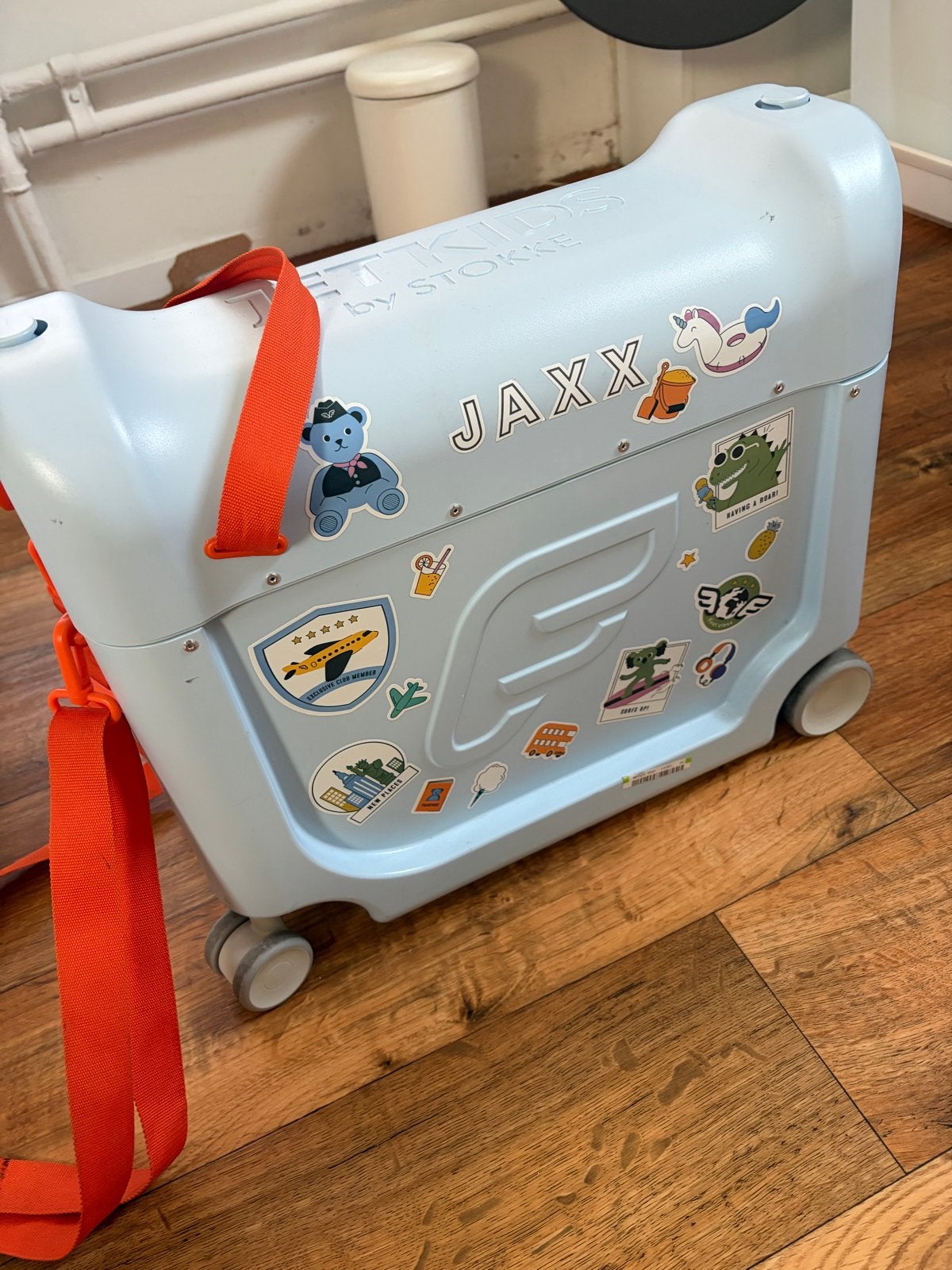 Stokke JetKids BedBox - Lichtblauw met stickers, Ophalen of Verzenden, Zo goed als nieuw