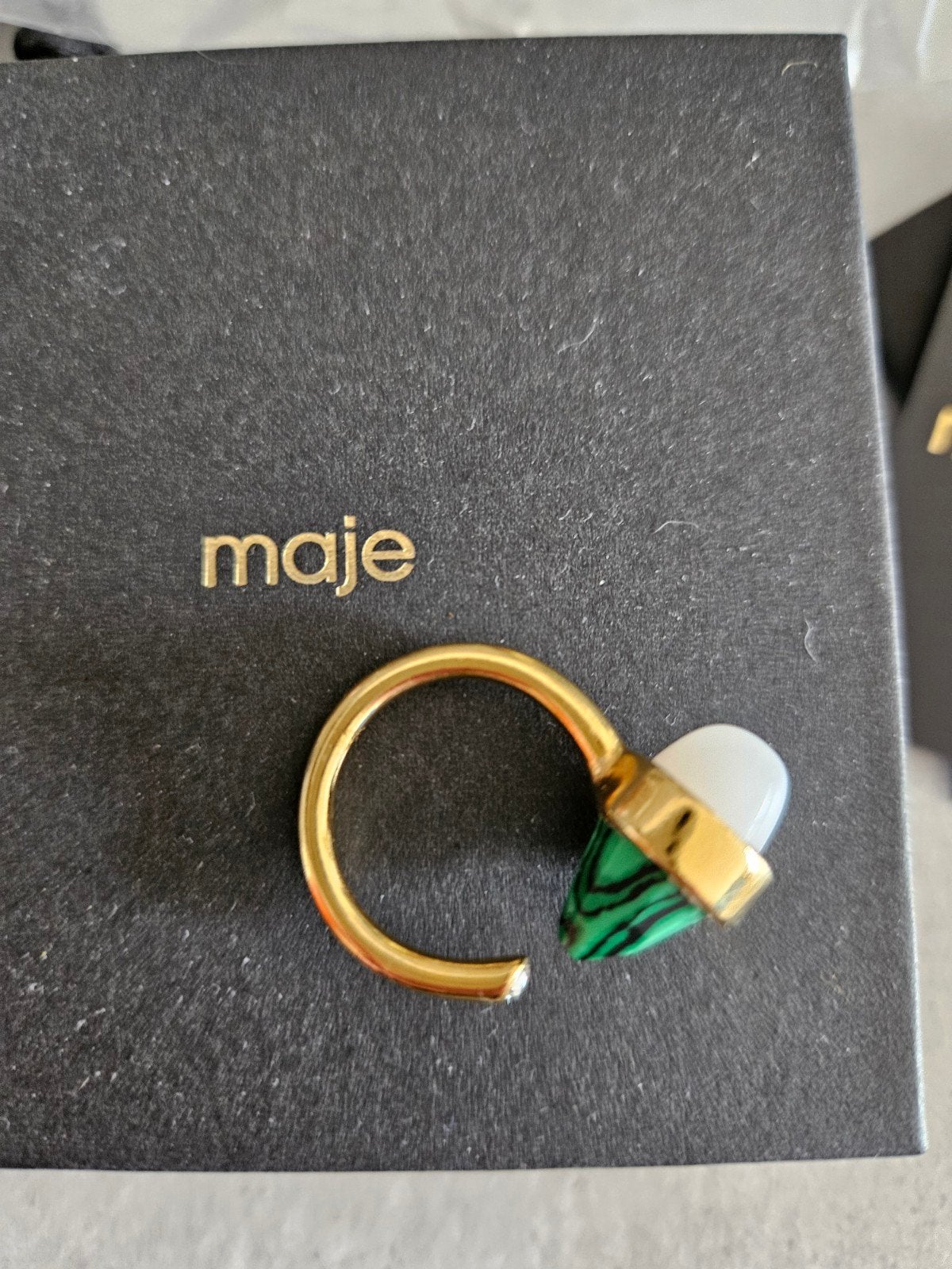 Goudkleurige Maje ring met groene en witte steen, Verzenden, Zo goed als nieuw, Goud, Overige materialen