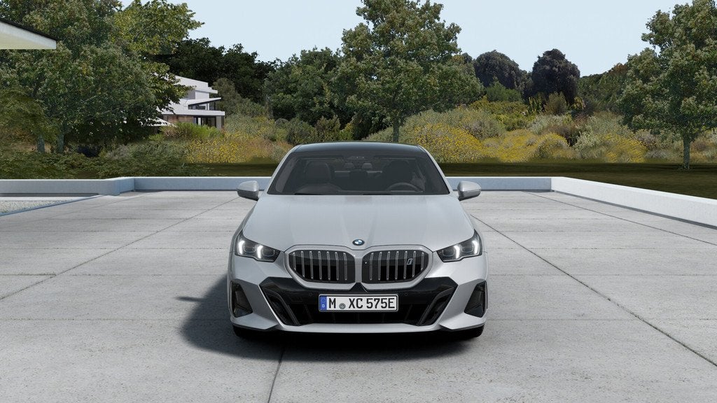 BMW i5 eDrive40 M Sport / Panoramadak / Trekhaak / Comfortst, Auto's, BMW, Automaat, 2095 kg, Achterwielaandrijving, Zwart