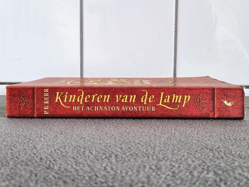 Het Achnaton avontuur - Kinderen van de Lamp - P.B. Kerr, Gelezen, Ophalen of Verzenden, P.B. Kerr, Fictie