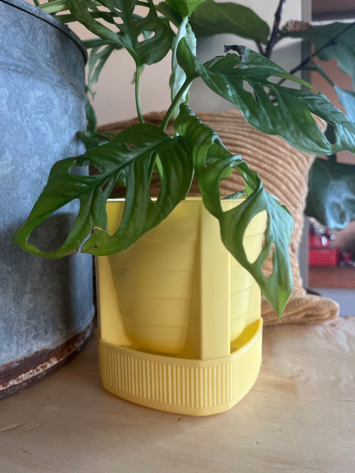 Vintage Geel Bloem plant pot met Druipbakje, Tuin en Terras, Bloempotten, Kunststof, Binnen, Ophalen of Verzenden, Zo goed als nieuw
