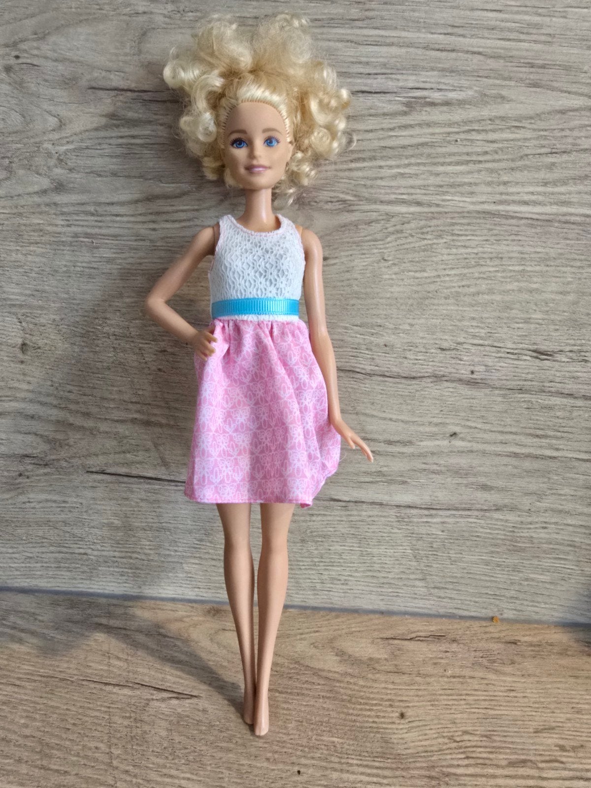 Barbie pop met roze jurk en blond krullend haar, Ophalen of Verzenden, Zo goed als nieuw, Barbie