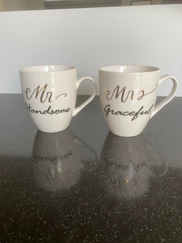 Mokken Mr Handsome & Mrs Graceful - Cadeau Pasgetrouwd Stel, Huis en Inrichting, Keuken | Servies, Ophalen of Verzenden, Zo goed als nieuw