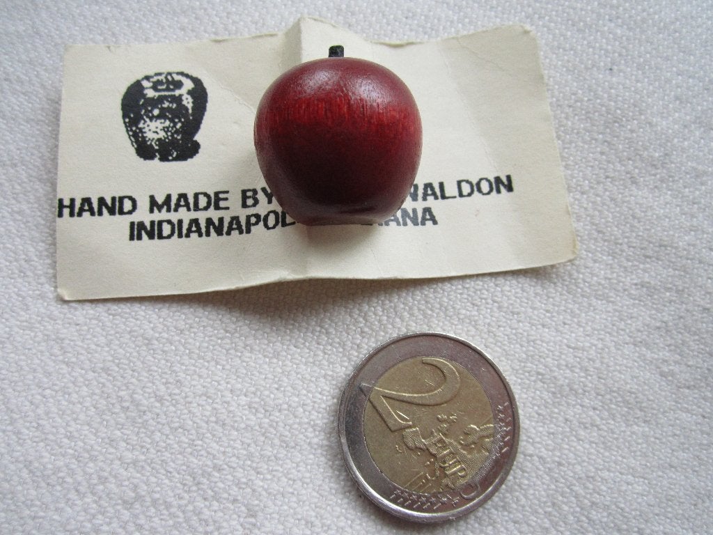 19.  Aparte oude broche,  houten appeltje, Ophalen, Overige materialen, Broche