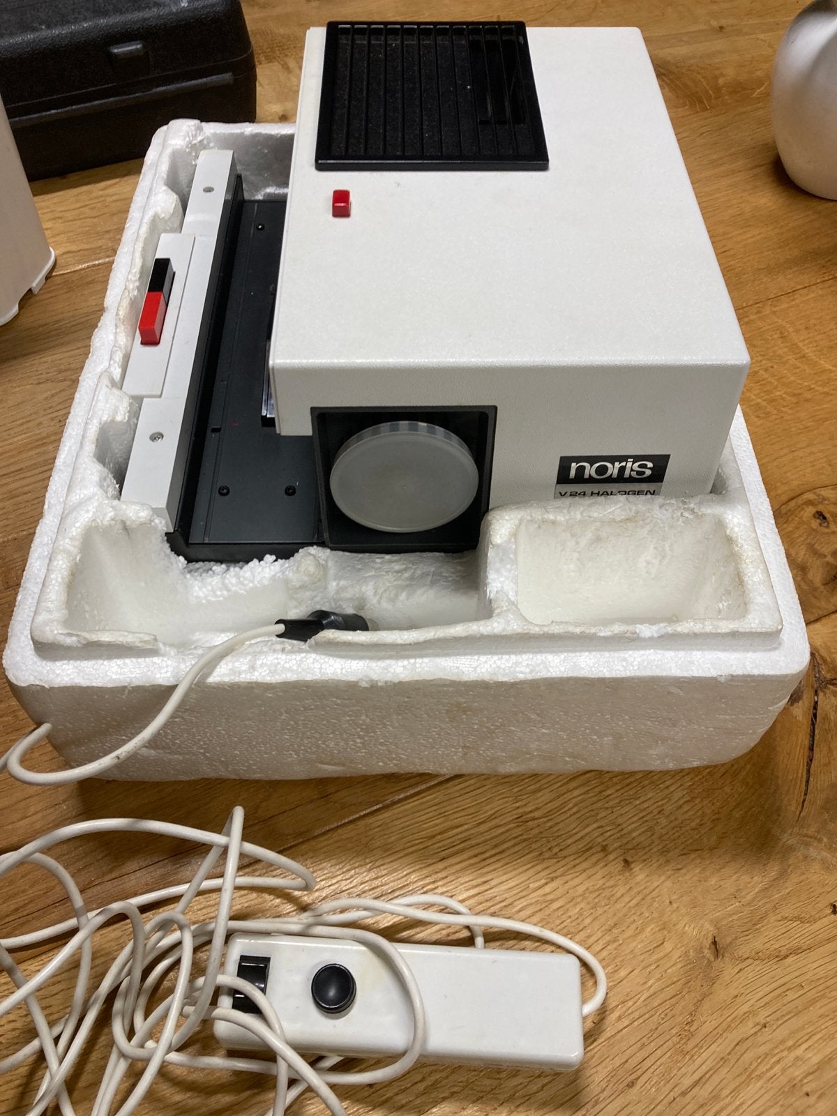 Noris V24 Halogen Diaprojector met afstandsbediening, Ophalen of Verzenden, Zo goed als nieuw