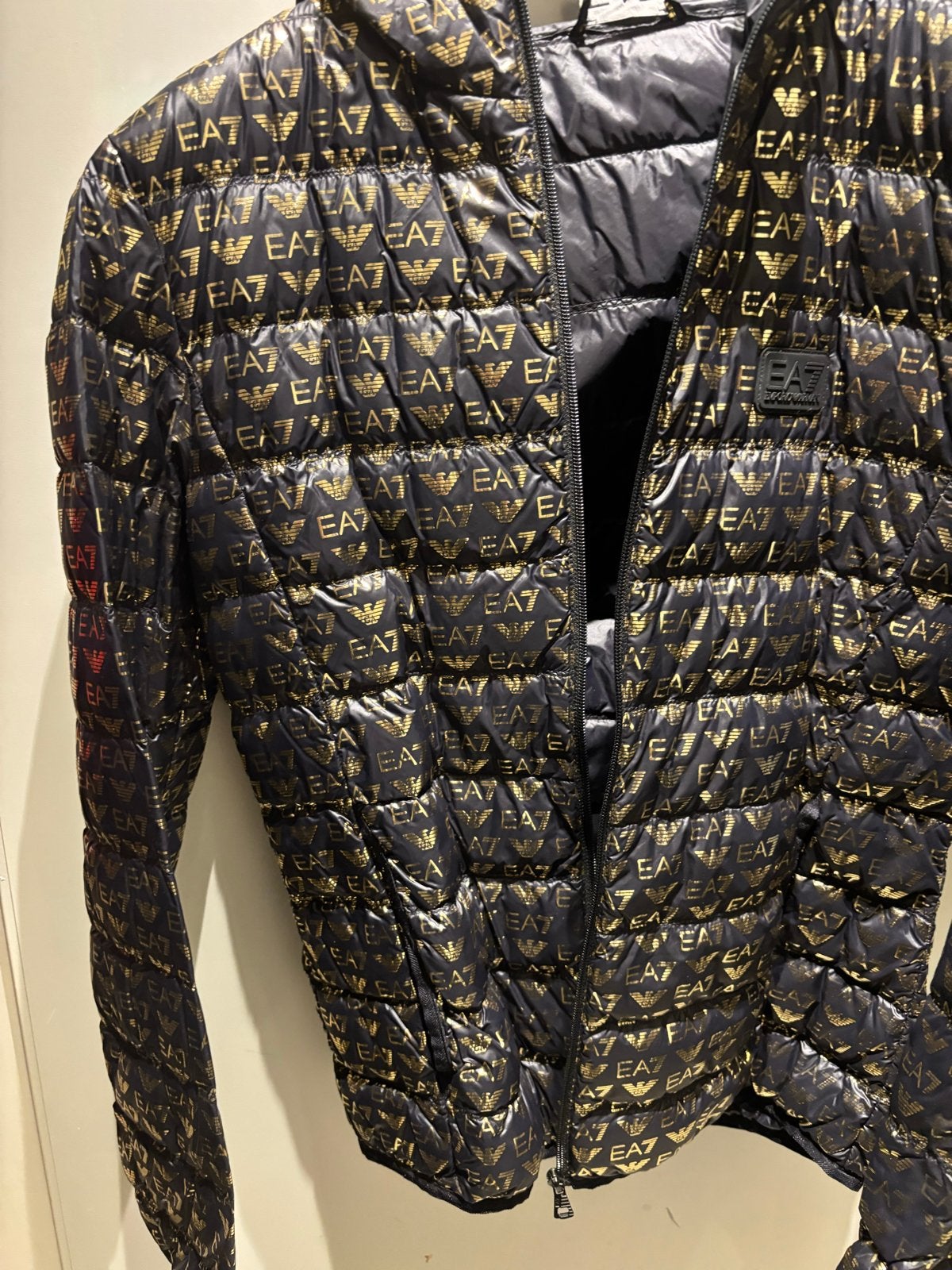 EA7 Emporio Armani Donsjack Zwart/Goud Maat M, Kleding | Heren, Verzenden, Nieuw, Maat 48/50 (M), Zwart
