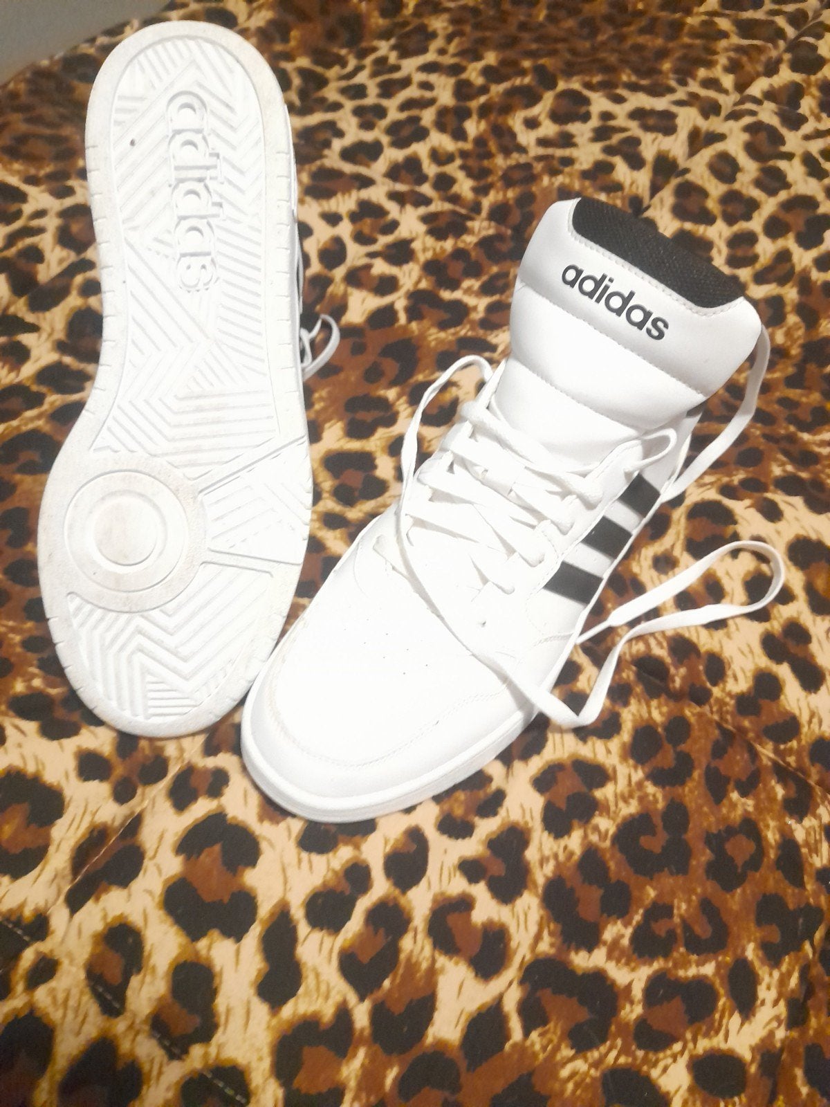 Adidas sneakers, Sport en Fitness, Basketbal, Ophalen of Verzenden, Nieuw, Schoenen